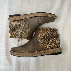 L’artiste Women's Brown Leather Combat Boots Size 7.5